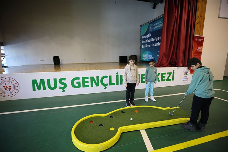 Yarıyıl tatilinde öğrenciler gençlik merkezinde eğleniyor