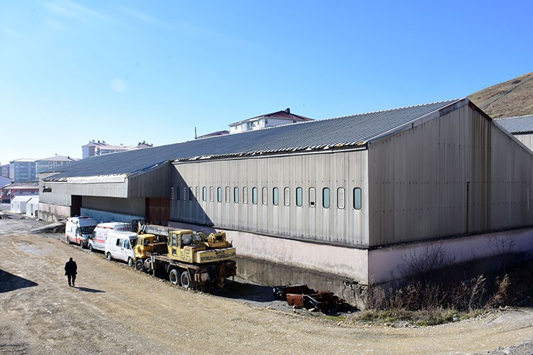 Atıl depoyu fabrikaya dönüştürdü