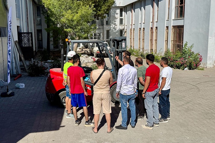 Forklift operatörü olan yükümlüler "hayata yeni bir adım" atıyor