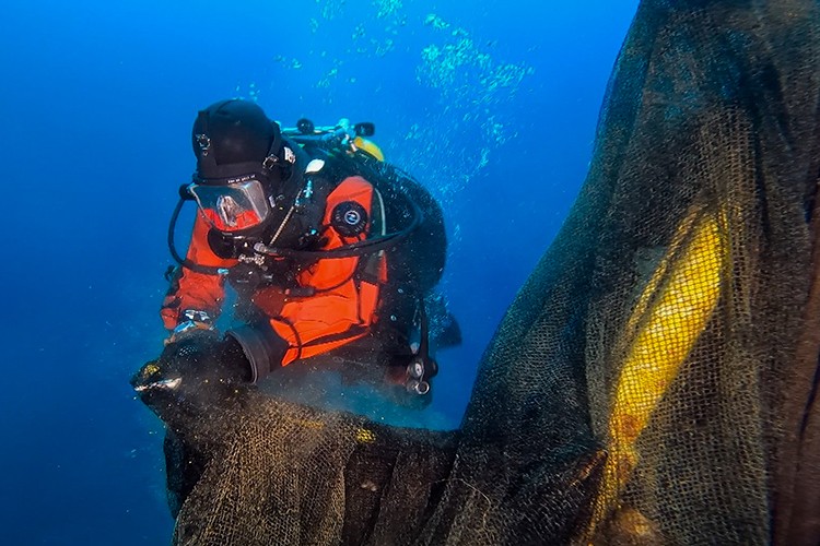 "Hayalet ağ" dalış turizmi için batırılan vapuru kapladı