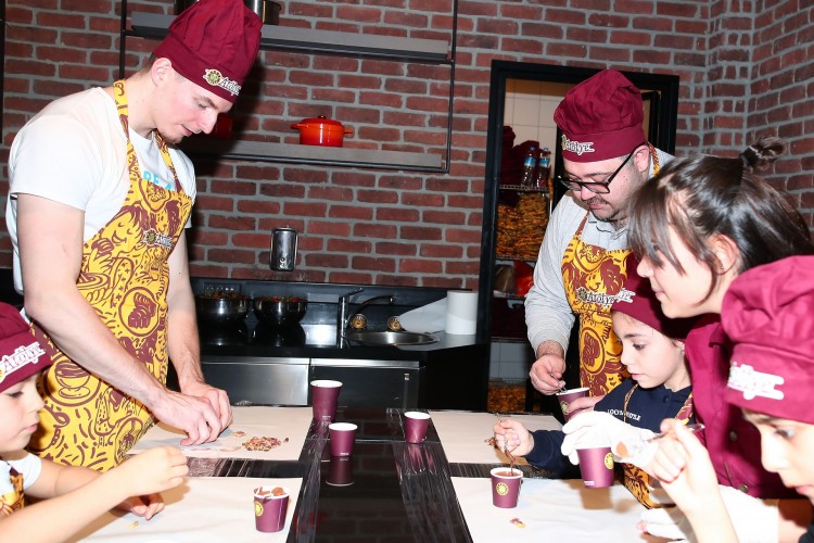 Anadolu Efes'in One Team projesinin katılımcıları, Kahve Dünyası'nın Çikolata Atölyesi'nde buluştu