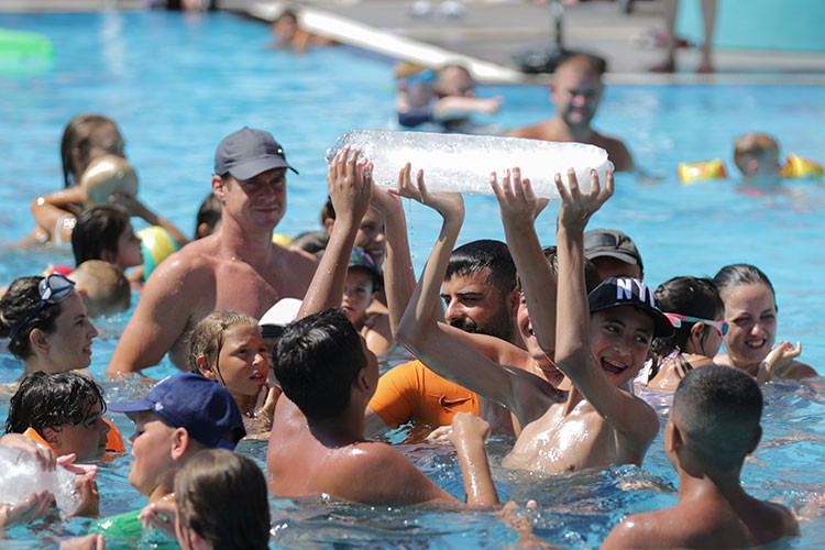 Turistler havuza atılan buzlarla serinledi