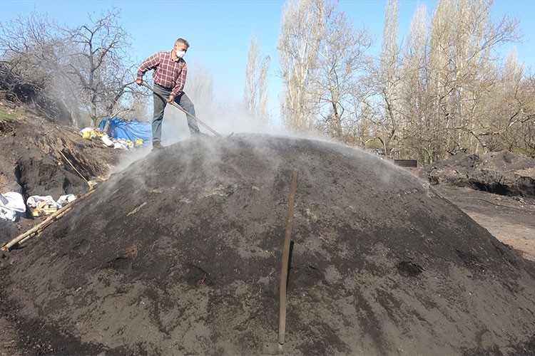 Çanakkale'den yıllık 60 ton mangal kömürü gönderiyor