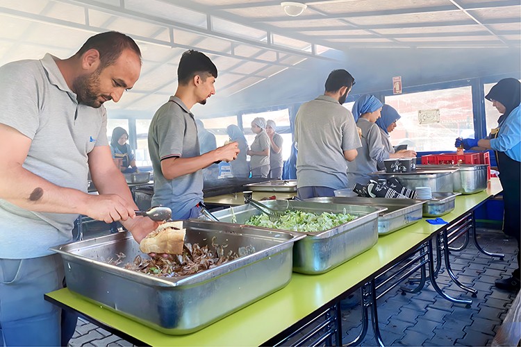 Motivasyon İçin Mangal Partisi Organize Etti