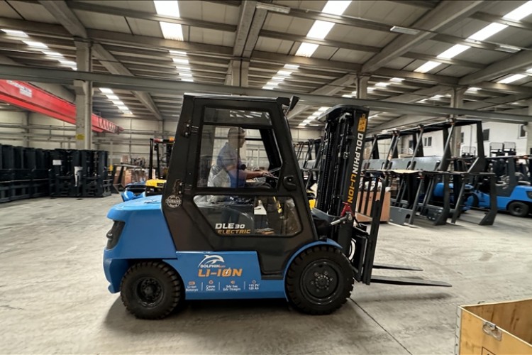 Elektrikli forklift, kapalı alanlarda emisyonu en aza indirmek için çalışıyor