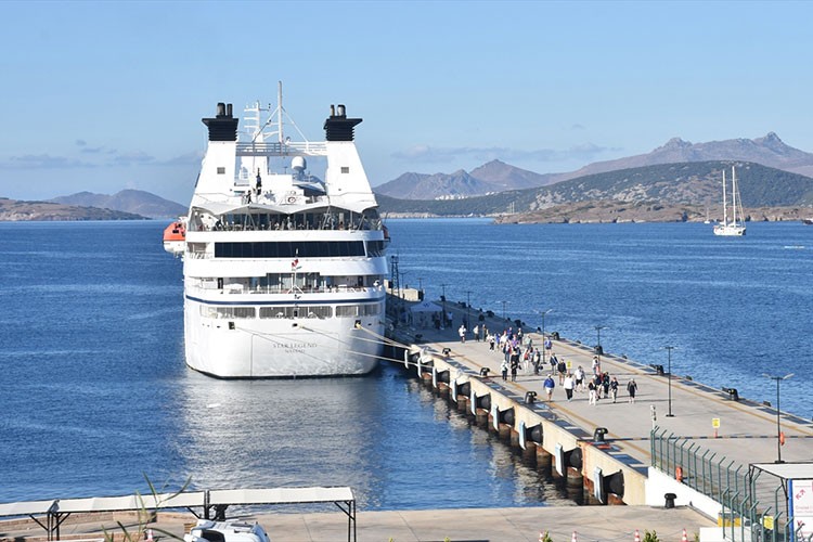 "Star Legend" kruvaziyeri çoğu ABD'li 277 yolcusuyla Bodrum'a geldi