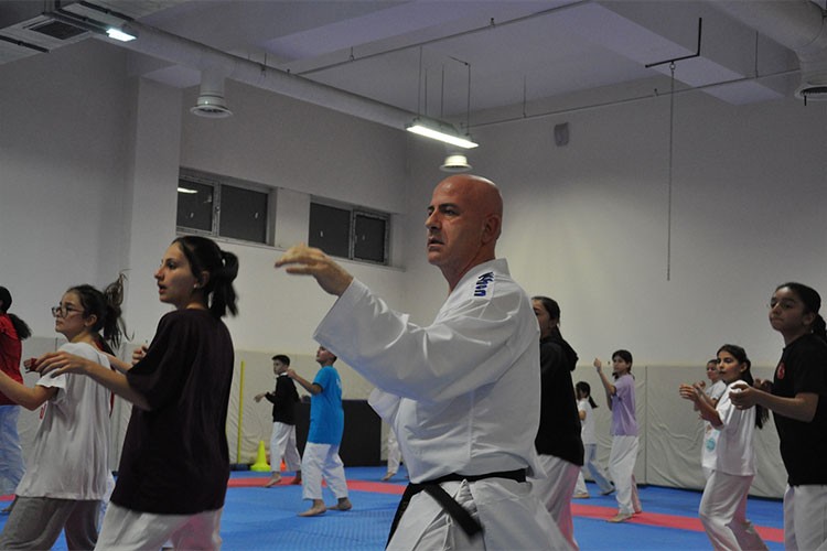 Karate tutkunu bankacı, madalyalarla spor kariyerini sürdürüyor