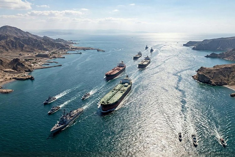 Hürmüz Boğazı yeniden kapatıldı, iki petrol tankeri durduruldu