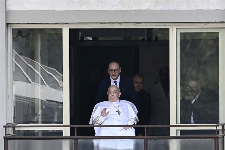 Papa Franciscus, hastaneden taburcu edildi