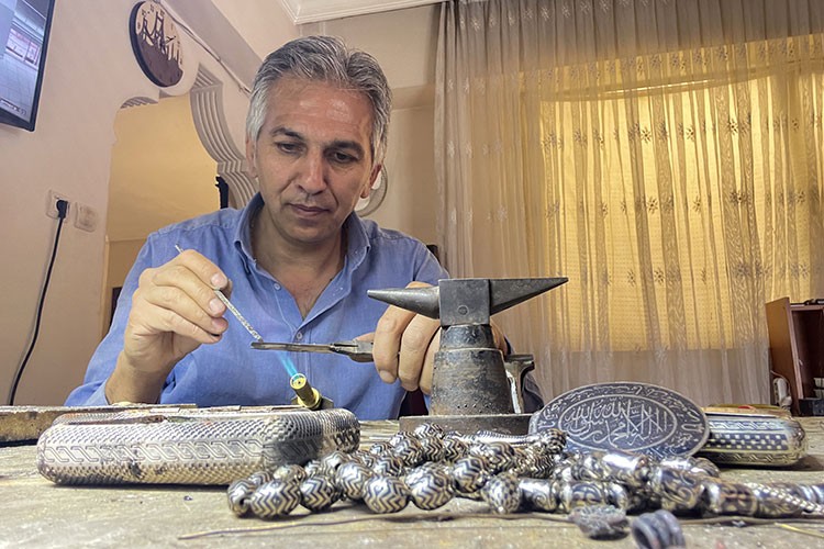 Çocuk yaşta öğrendiği Urartu sanatını 42 yıldır atölyesinde yaşatıyor