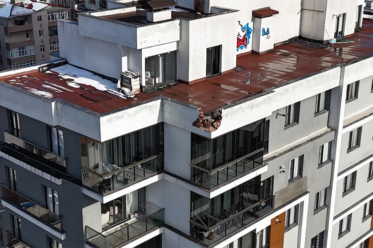 13 katlı binanın çatısına yıldırım düştü