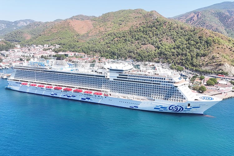 "Aroya" kruvaziyeri 2 bin 684 yolcusuyla Marmaris'e geldi