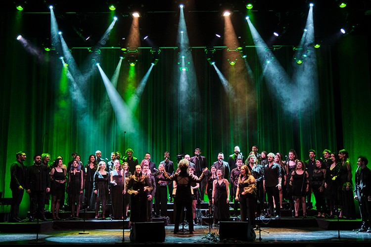 Bu tanıdık halk şarkısını hiç böyle dinlemediniz