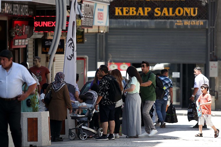 İranlı turistler Van esnafının bayram sevincini artırdı