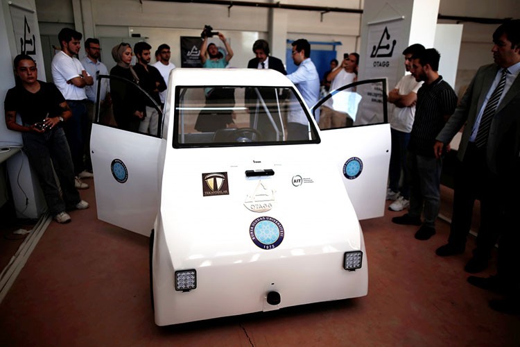 Üniversitelilerin geliştirdiği otonom araç tanıtıldı