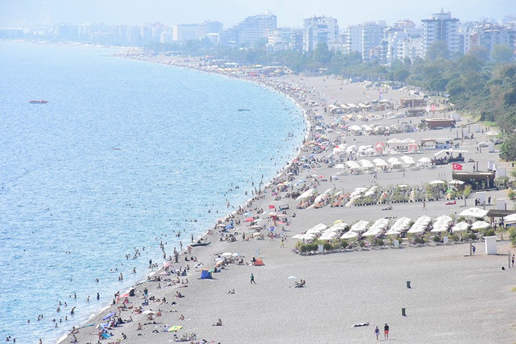 Antalya'da güneşi görenler sahillere koştu