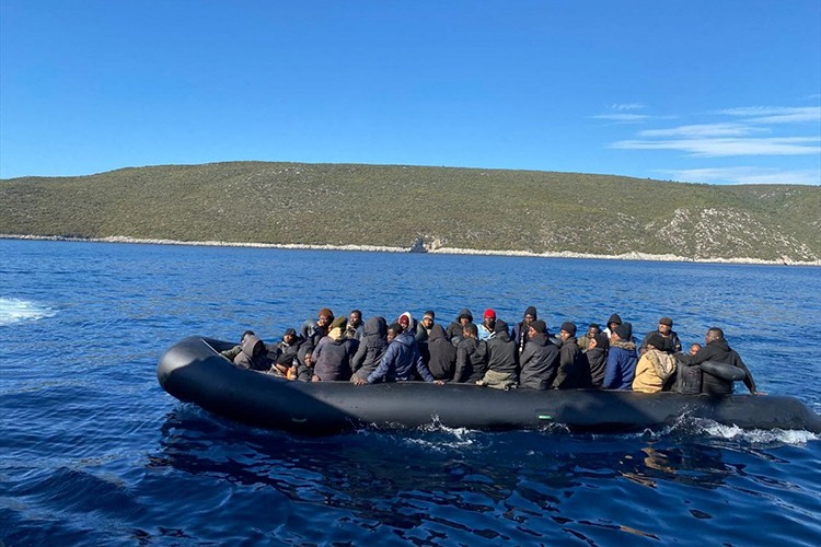 İzmir açıklarında 48 düzensiz göçmen yakalandı