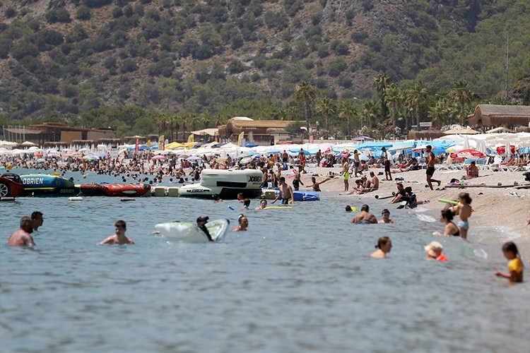 Muğla'da sıcaktan bunalanlar denizde serinlemeye çalıştı