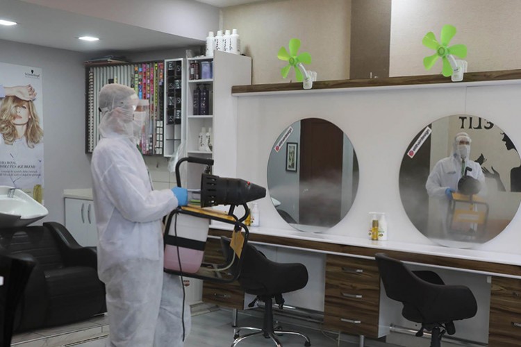 Berber ve kuaförler dezenfekte edildi