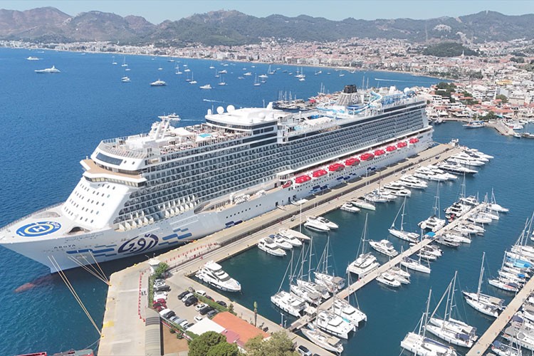 "Aroya" kruvaziyeri 2 bin 241 yolcusuyla Marmaris'e geldi