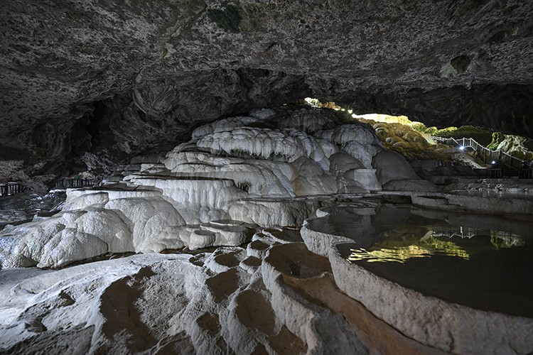 Yerin altındaki Pamukkale: Kaklık Mağarası