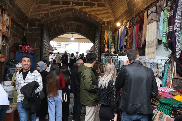 "Medeniyetler şehri Diyarbakır" bayramı dolu dolu geçiriyor