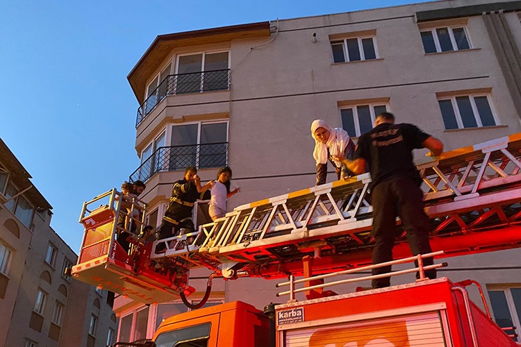 5 katlı binada çıkan yangında mahsur kalan 25 kişi kurtarıldı