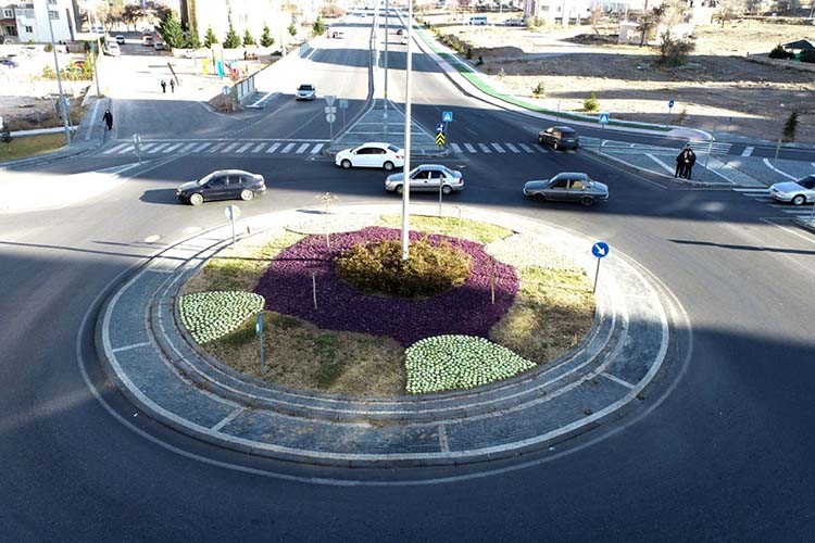 Mevsimlik çiçek dikimi yapıldı