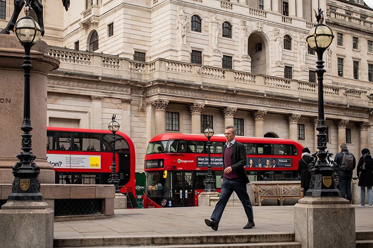 İngiltere'de yıllık enflasyon beklenenin üzerinde geriledi