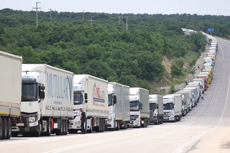 Gümrükte 13 kilometrelik tır kuyruğu oluştu