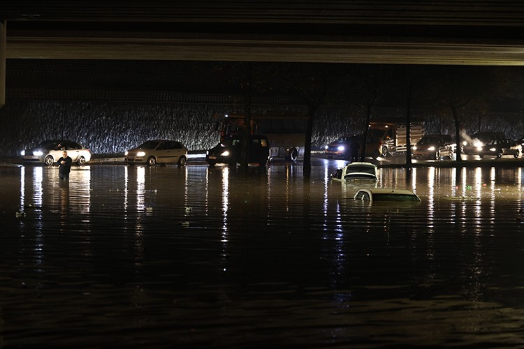 Gaziantep'te sağanak nedeniyle kapanan yollar açıldı