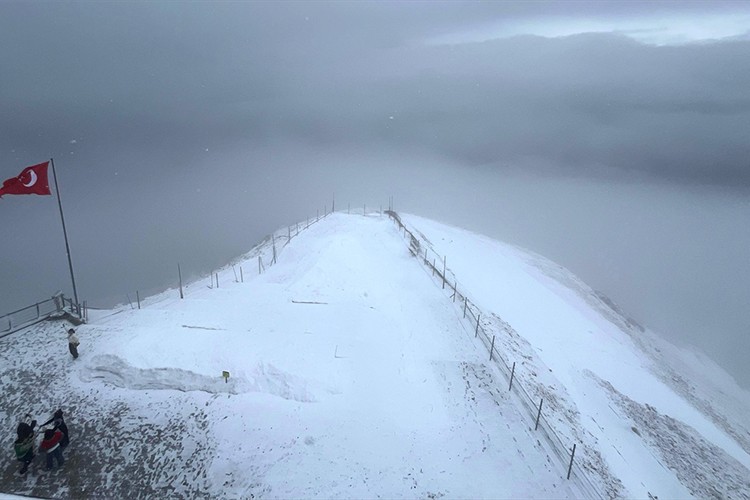 Antalya'da Tahtalı Dağı'nın zirvesine kar yağdı