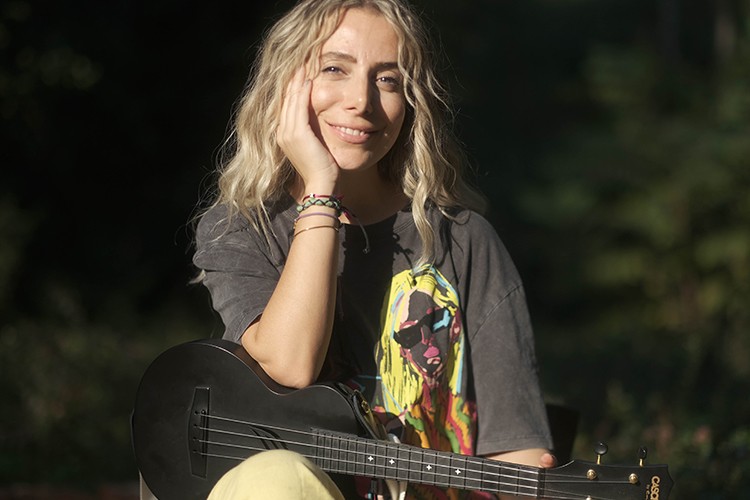 Yeniden SAFİYE | arabada ukulelesi ile şarkılar söyleyen kız