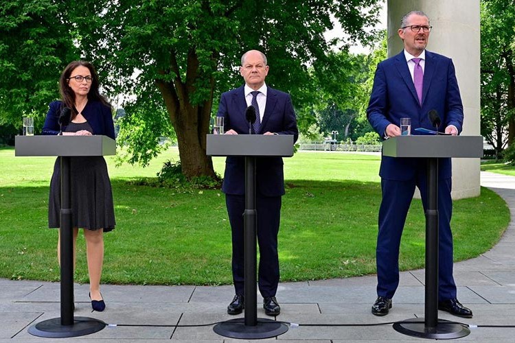 Scholz enflasyonu "tarihi sınama" olarak değerlendirdi