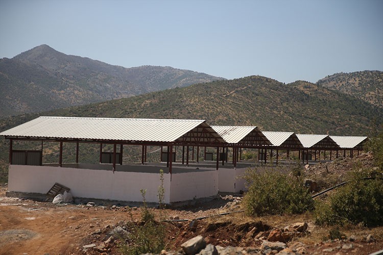 Depremzede besicilere yapılan 537 ahır yıl içinde teslim edilecek