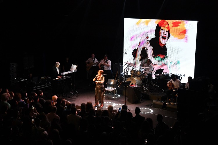 NAZAN ÖNCEL'İN ''KARA PLAK'' LANSMANINA YOĞUN İLGİ!