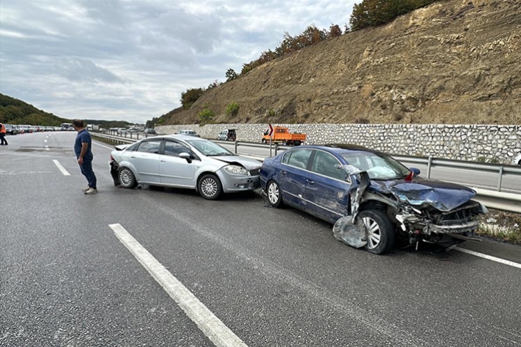 Zincirleme trafik kazasında 6 kişi yaralandı