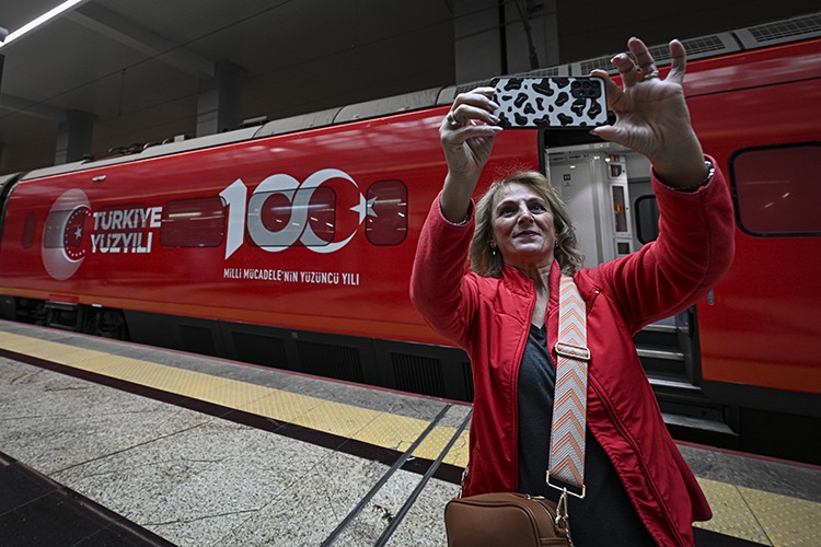 100. yıla özel giydirme görseliyle kaplanan YHT ilk seferine Ankara'dan başladı