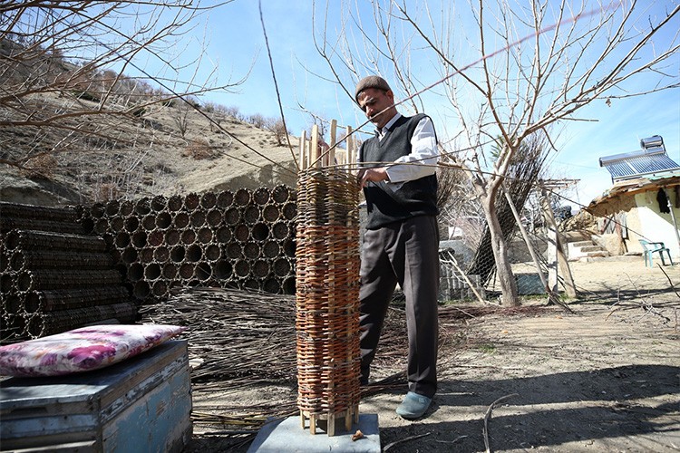Bal ürettiği kara kovan sepetlerini kendisi örüyor