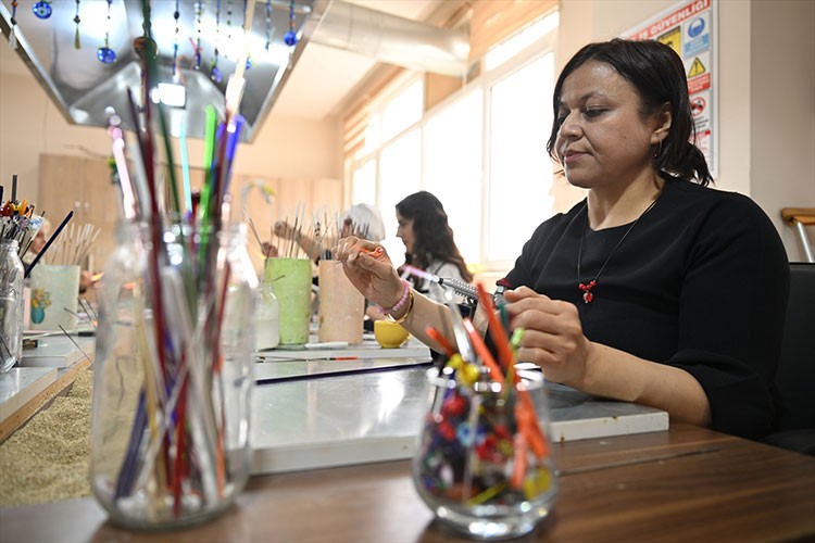 Bedensel engelli kadın cam sanatıyla takılar üretiyor