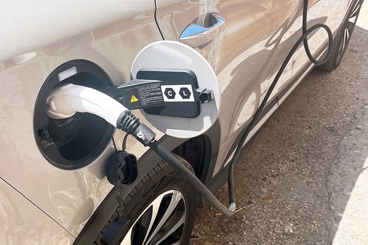 Kaçak elektrikle araç şarj istasyonu