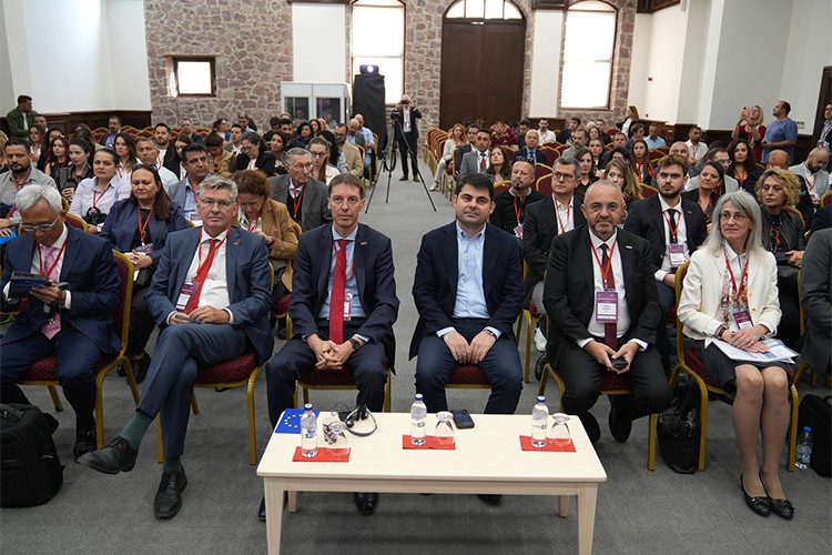 Yenilenebilir enerji yatırımları, İzmir'deki zirvede ele alındı