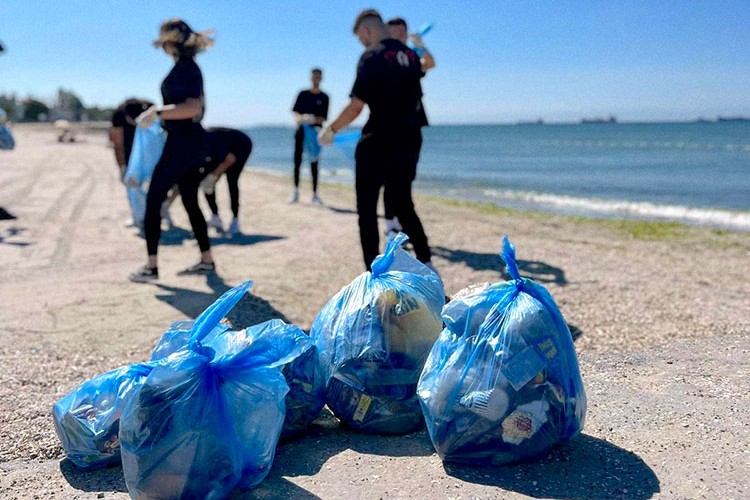 3 yılda 35 bin metrekare sahili temizlediler