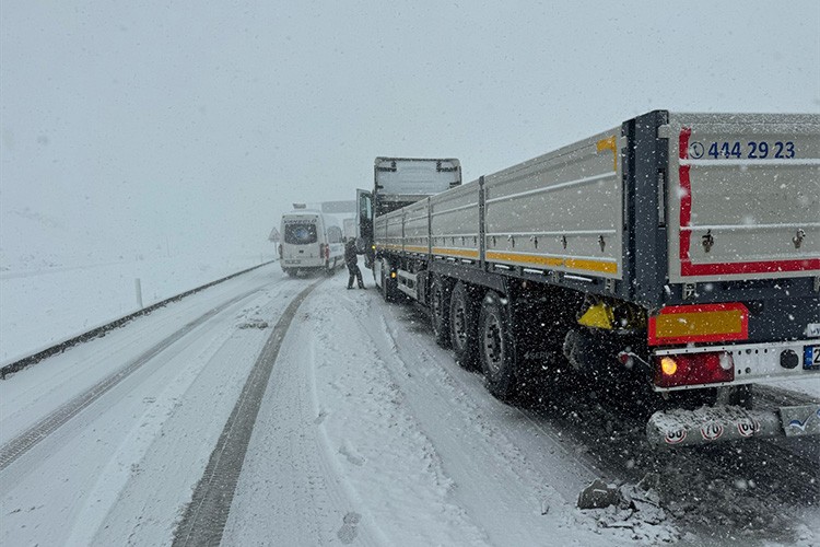 Başkale'de kar yağışı nedeniyle bazı araçlar yolda kaldı