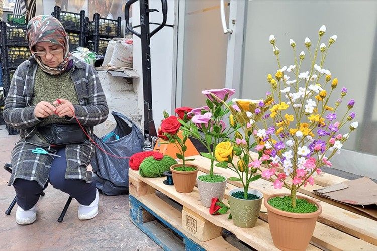 Örgü iplerini "solmayan çiçeklere" dönüştürüyor