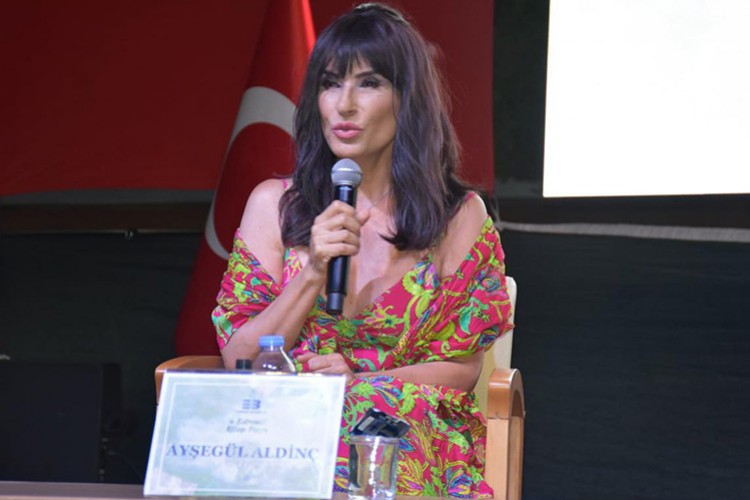 Ayşegül Aldinç'ten Instagram eleştirisi