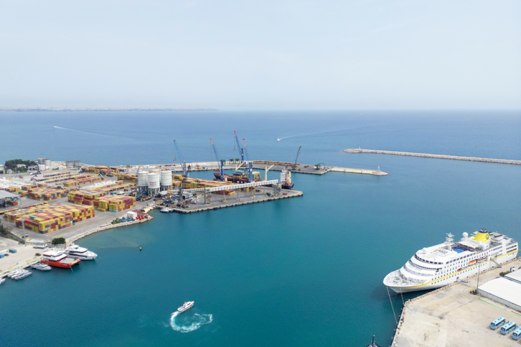 QTerminals Antalya Limanı, yılın ilk kruvaziyer gemisi olan Hamburg'u ağırladı
