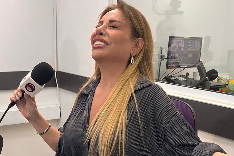 Annesi için şarkı seslendirdi...