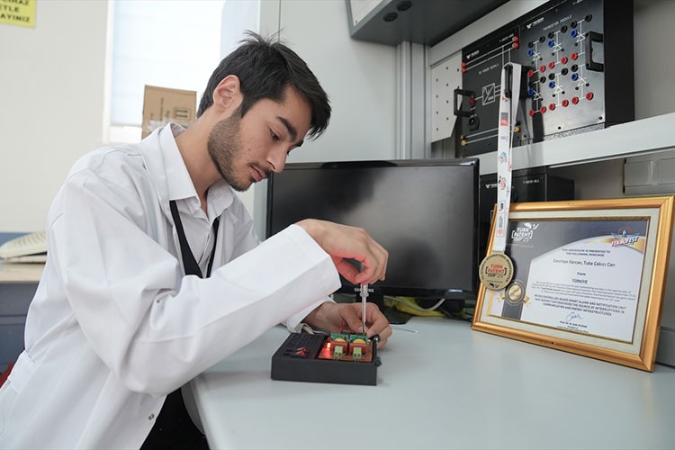 Elektrik arızasını tespit edecek cihazıyla ödül kazandı