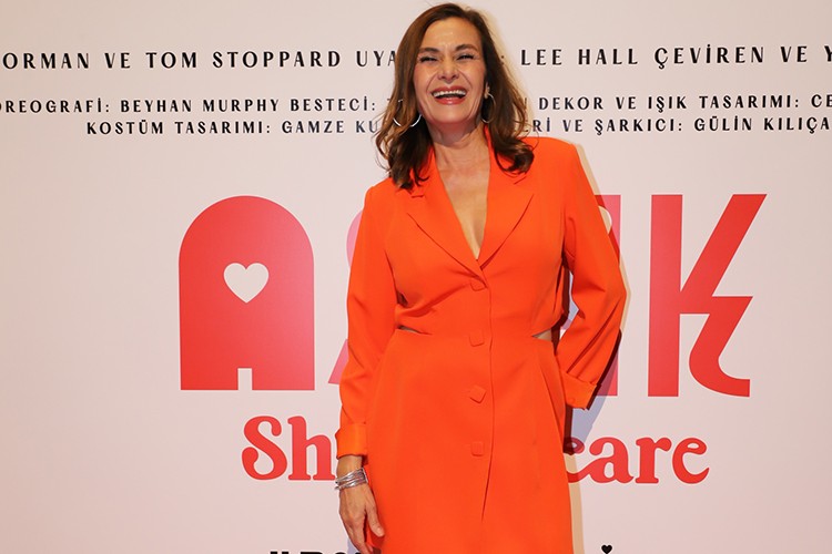 Kırmızılar içinde